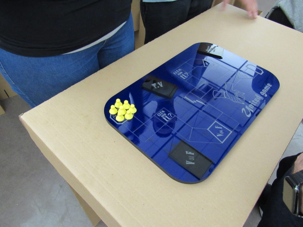 Exposição em uma mesa de um protótipo feito em acrílico