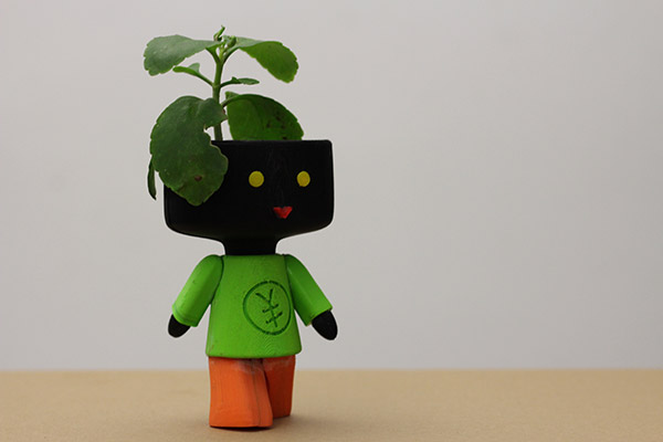 Mascote do projeto feito em impressora 3D com uma plantinha na cabeça