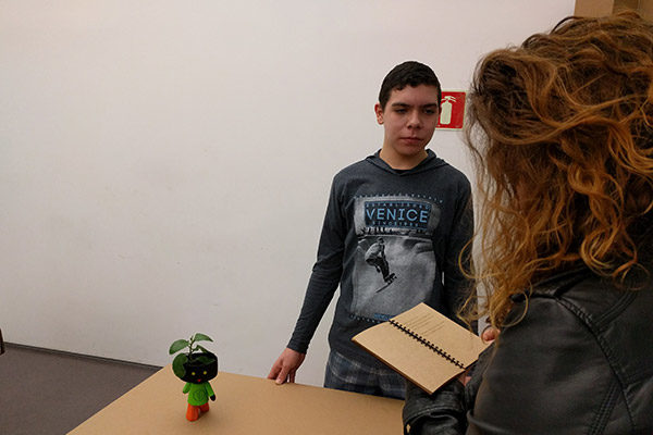 Aluno apresenta o projeto para visitante em uma exposição